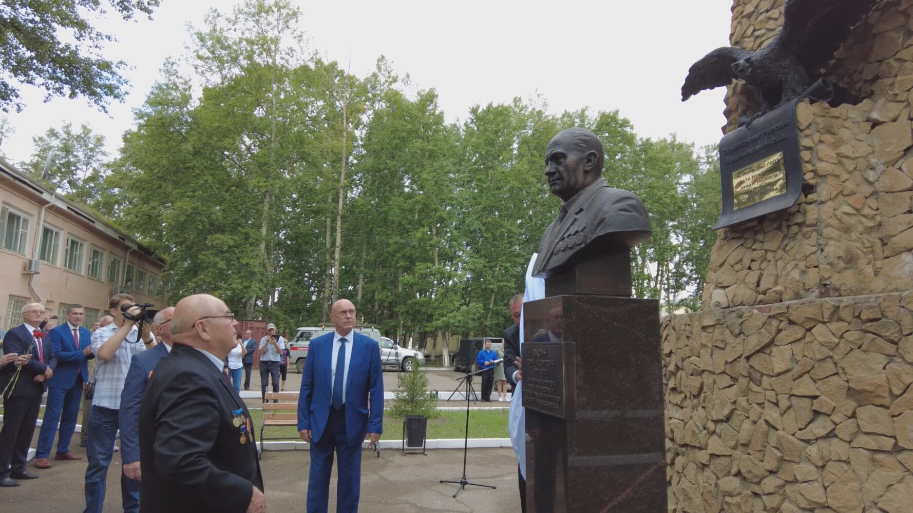 Памятник заслуженному строителю и поздравления с праздником | 14.08.2023 |  Краснокаменск - БезФормата